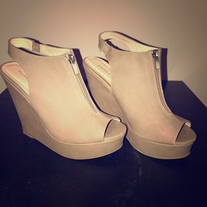 Nude wedges